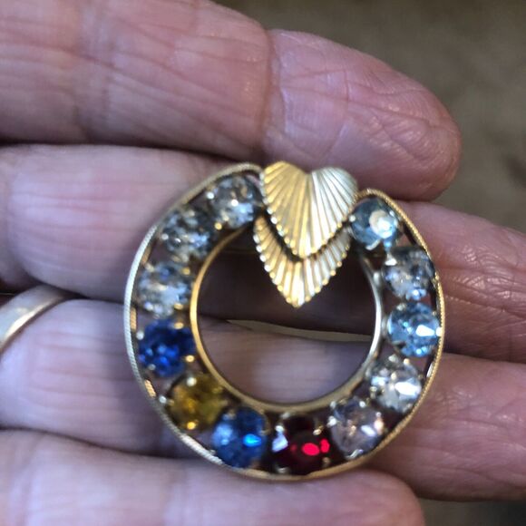 Vintage Wreath 12K GOLD FILLED BROOCH PIN WITH MULTI COLOR CRYSTALS  - - Picture 4 of 7